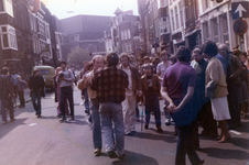 856026 Afbeelding van ongeregeldheden tussen sympathisanten van krakers en enkele buurtbewoners in de Voorstraat te Utrecht.